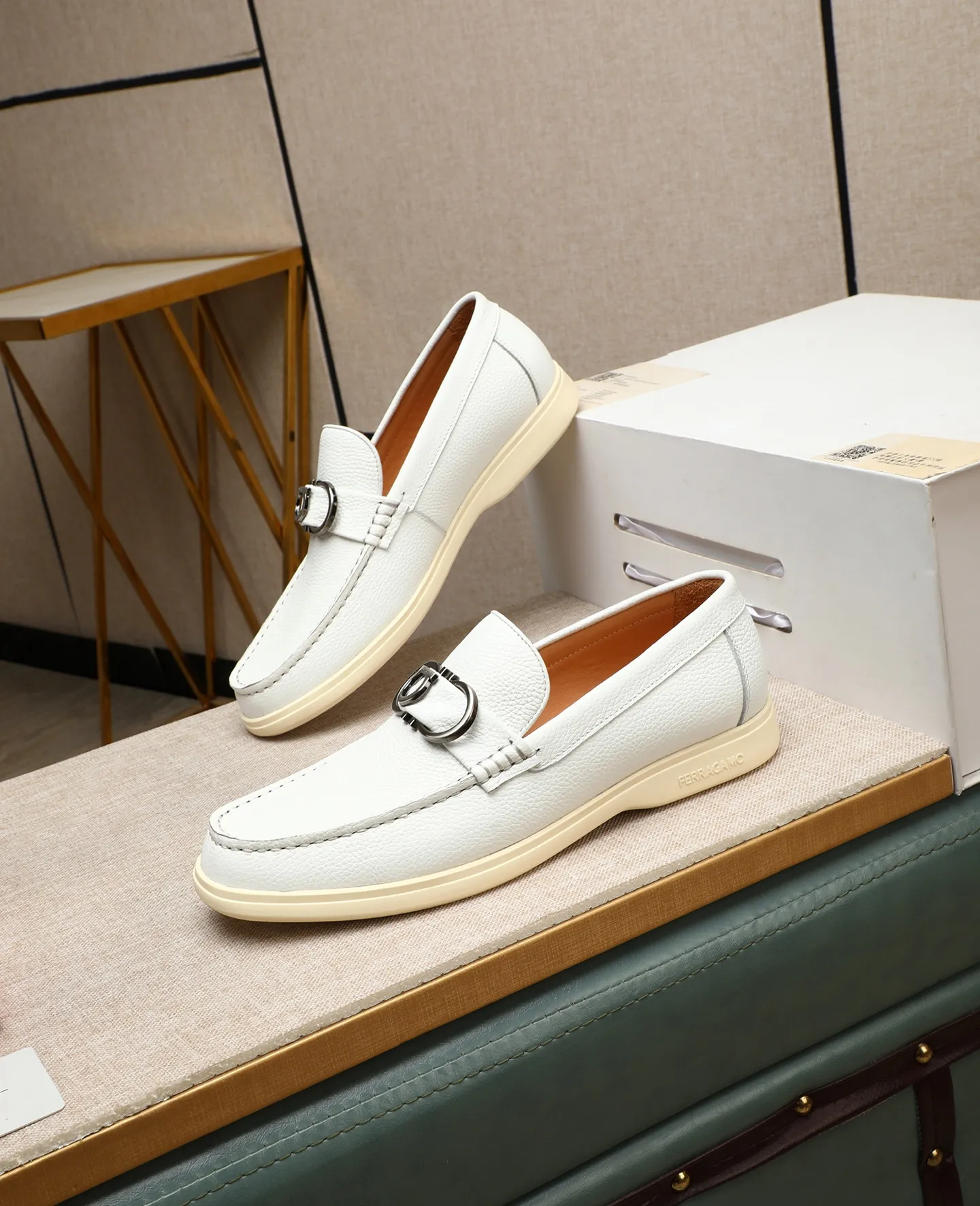 Men's shoes 💰580 📛📛(water-dyed cow lining) Salvatore Ferragamo high-end (Salvatore Ferragamo) is the top international luxury footwear brand. It comes from the fashion kingdom of Italy. It is famous all over the world for its traditional handmade design and novel styles... 🚶🏻🚶🏻New suit shoes are available simultaneously at the counter. This style is purely handmade. The fabric is imported Italian calfskin➕Soft water-dyed cowhide lining. Original authentic outsole🌀🌀Size: 38➖44 (45 46 customized)